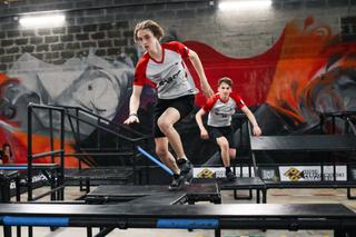 Des membres de Parkour 59 s’affrontent au jeu du chat, à Roubaix (Nord), le 23 mai 2026.