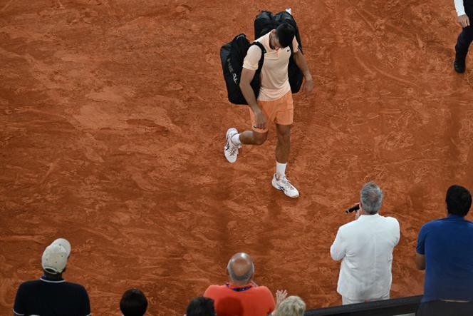Le Serbe Novak Djokovic quitte le court après son match du troisième tour de Roland-Garros contre le Brésilien Joao Fonseca, à Paris, le 29 mai 2026.