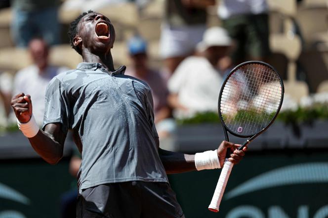 Le tennisman français Moïse Kouamé, 17 ans, affrontera le Chilien Alejandro Tabilo, samedi 30 mai, au troisième tour de l’édition 2026 de Roland-Garros.