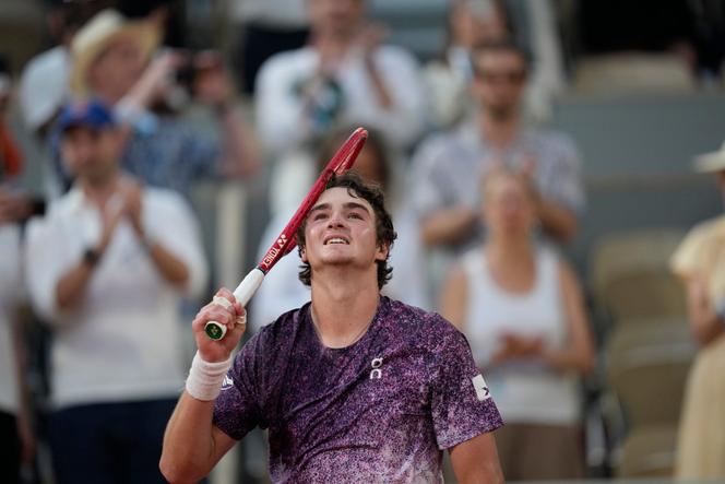 Le tennisman brésilien Joao Fonseca, lors de sa victoire au troisième tour de Roland-Garros contre le Serbe Novak Djokovic, vendredi 29 mai, à Paris.