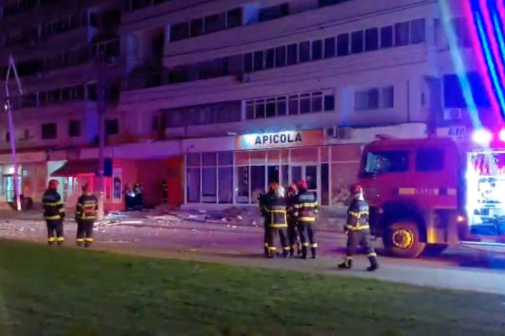 Des pompiers interviennent près d’un bâtiment qui, selon une publication Facebook de la station de radio roumaine Pro Lider FM, aurait été touché par un drone, à proximité de la frontière ukrainienne, à Galati (Roumanie), le 29 mai 2026. - ISU GALATI/PRO LIDER FM VIA REUTERS