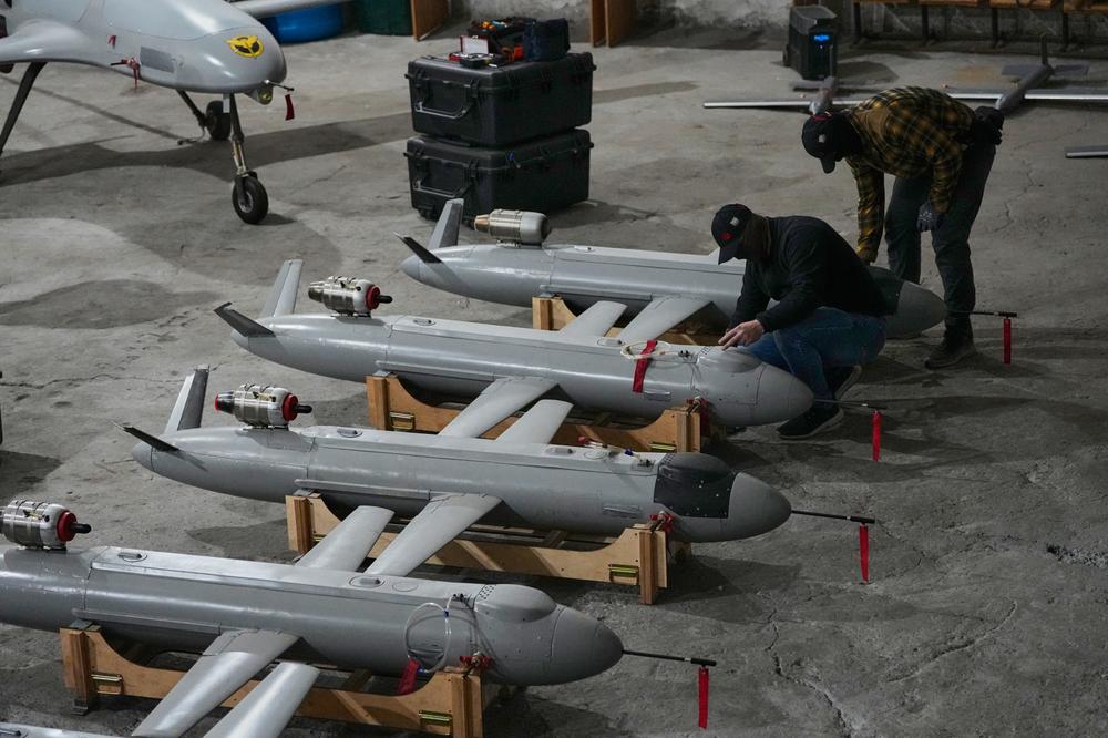 Des drones lance-missiles Peklo, dans un lieu tenu secret, en Ukraine, le 28 mai 2026. - EFREM LUKATSKY/AP PHOTO
