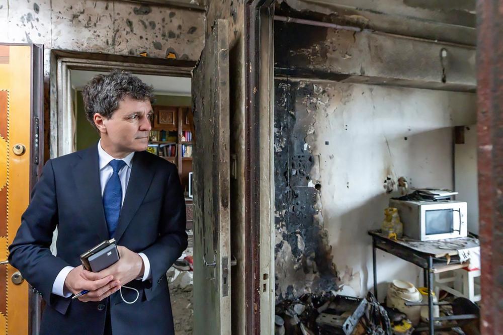 Le président de la Roumanie, Nicușor Dan, visite un appartement touché la veille par un drone russe, qui blessé deux personnes à Galați, le 29 mai 2026. - HANDOUT / AFP