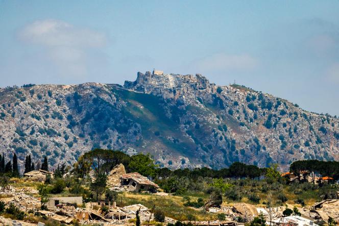 Cette photo, prise depuis la Haute Galilée, dans le nord d’Israël, montre des bâtiments détruits dans le village de Kfar Kila, au sud du Liban, et le château médiéval de Beaufort, connu localement sous le nom de Qalaat Al-Shaqif ou Shaqif Arnoun, en arrière-plan, après un raid aérien israélien, le 31 mai 2026.