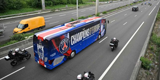EN DIRECT, victoire du PSG en Ligue des champions : la parade sur le Champ-de-Mars a débuté, après une nuit de célébrations émaillées d’incidents