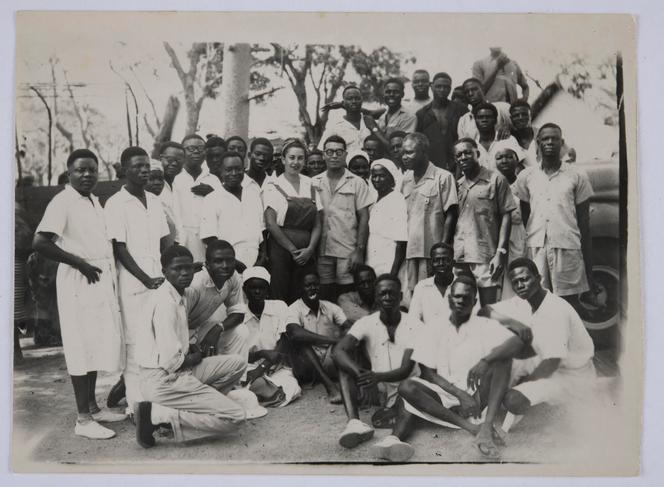 Marie-Thérèse et Jacques Petit posent avec le personnel de l’hôpital de Mango, où ils ont exercé en tant que sage-femme et chirurgien, au Togo, en mars 1952.