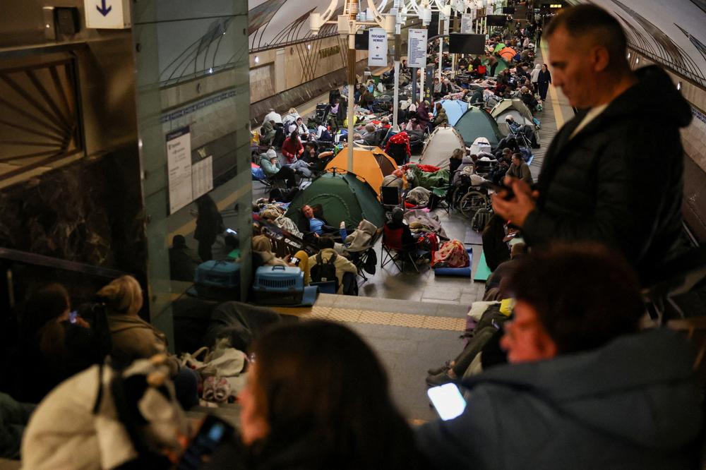 Des habitants trouvent refuge dans une station de métro alors que la Russie mène des frappes aérienne sur Kiev, le 2 juin 2026. - ALINA SMUTKO/REUTERS