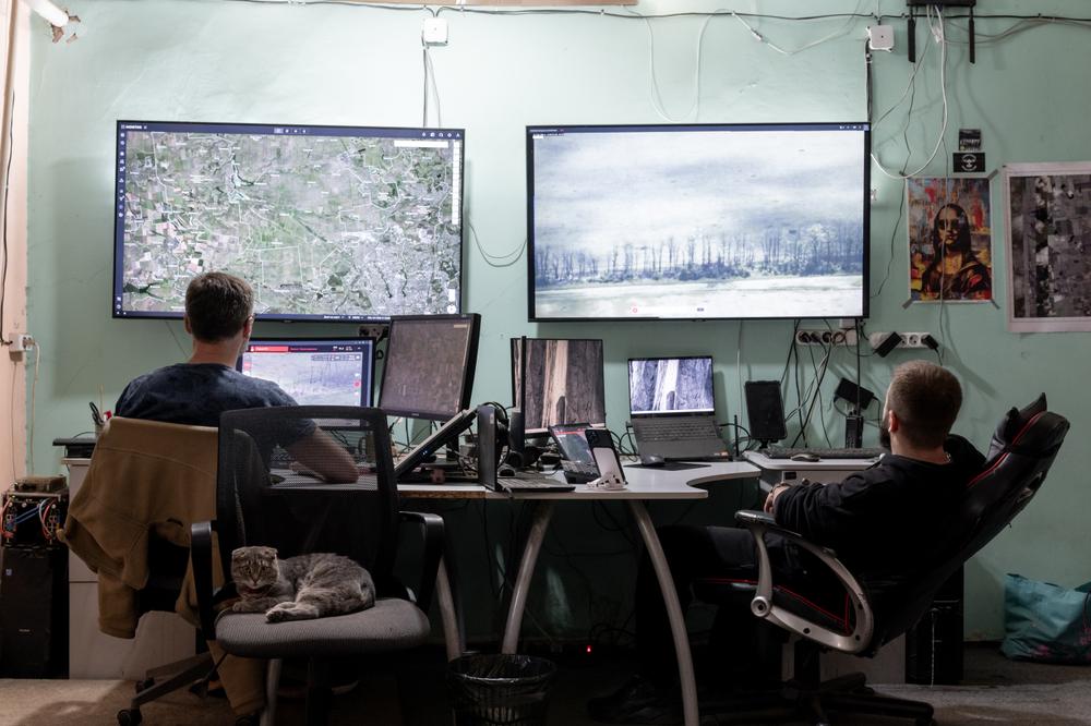 Un centre de commandement d’une unité de drones, dans l’oblast de Dnipropetrovsk (Ukraine), le 15 mai 2026. - JĘDRZEJ NOWICKI POUR « LE MONDE »