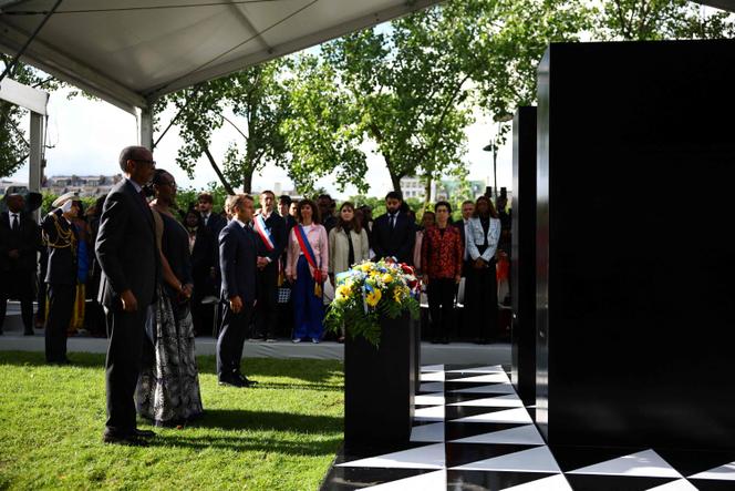 Le président rwandais, Paul Kagame, la première dame du Rwanda, Jeannette Kagame, et Emmanuel Macron déposent des gerbes de fleurs sur un monument commémoratif en hommage aux victimes du génocide rwandais, à Paris, le 2 juin 2026.