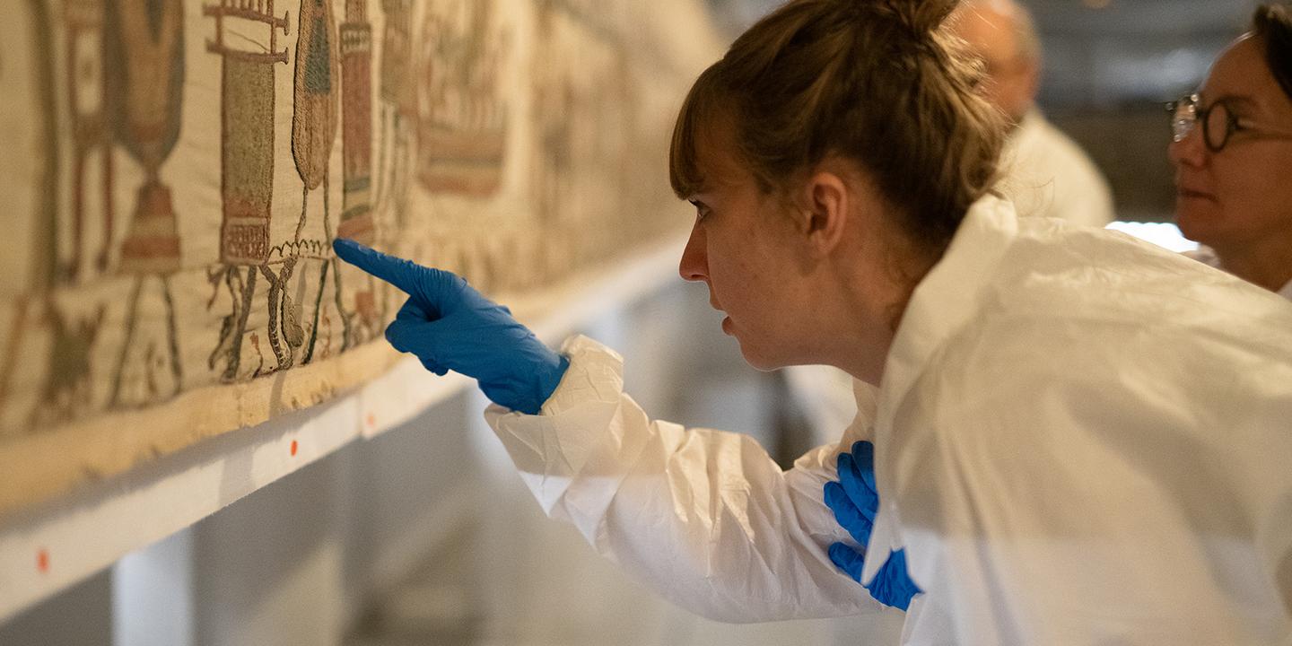 https://img.lemde.fr/2026/06/02/142/0/1701/850/1440/720/60/0/10538e6_upload-1-elt8bhfyfiry-inspection-de-la-tapisserie-avant-son-extraction-par-la-conservatrice-de-l-oeuvre-caroline-eude-devaux-ministe-re-de-la-culture-p.jpg