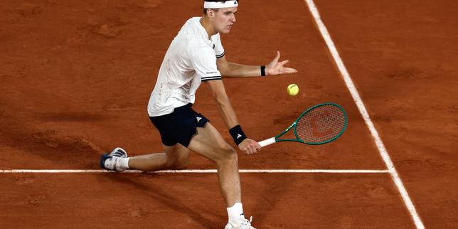 EN DIRECT, Roland-Garros 2026 : Jakub Mensik remporte le deuxième set face à Joao Fonseca et se rapproche des demi-finales