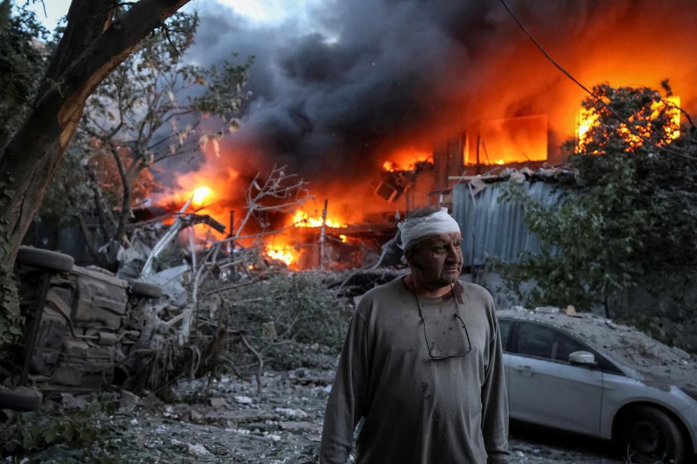 Un habitant devant un bâtiment impacté lors de frappes russes à Kiev, le 2 juin 2026. - REUTERS