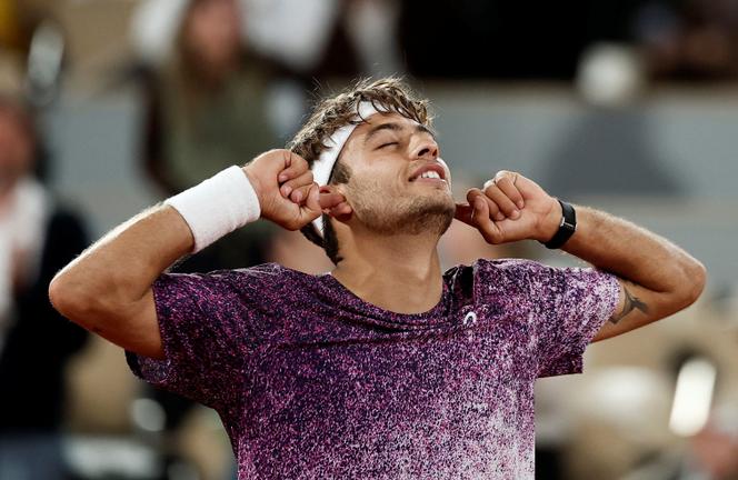 L’Italien Flavio Cobolli après sa victoire contre le Canadien Félix Auger-Aliassime, mercredi 3 juin, à Roland-Garros.
