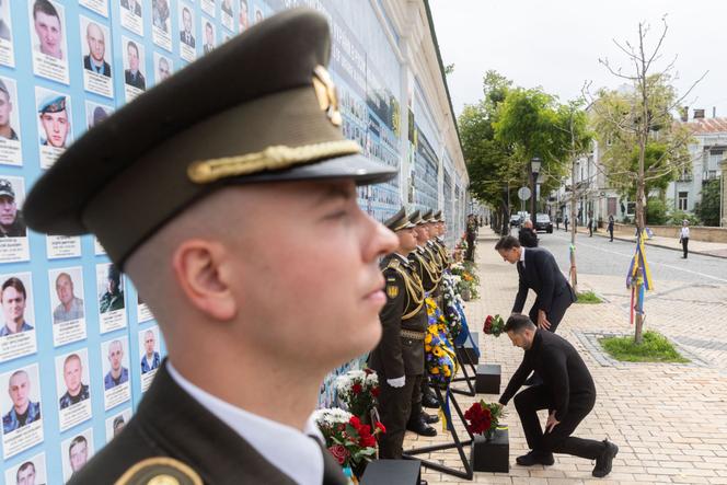 Le président ukrainien, Volodymyr Zelensky, et le secrétaire général de l’OTAN, Mark Rutte, au Mur du souvenir des combattants tombés pour l’Ukraine, à Kiev, le 3 juin 2026.