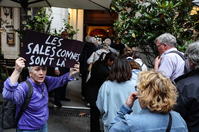 Une militante du collectif f&eacute;ministe &laquo; Nous Toutes&nbsp;&raquo; brandit une pancarte devant le th&eacute;&acirc;tre &Eacute;douard VII, lors d&rsquo;une manifestation visant &agrave; d&eacute;noncer l&rsquo;impunit&eacute; des agresseurs pr&eacute;sum&eacute;s et &agrave; r&eacute;clamer le retrait du chanteur et com&eacute;dien Patrick Bruel de toute repr&eacute;sentation sc&eacute;nique ainsi que l&rsquo;annulation pure et simple de sa tourn&eacute;e, &agrave; Paris, le 3&nbsp;juin 2026. - XAVIER GALIANA/AFP