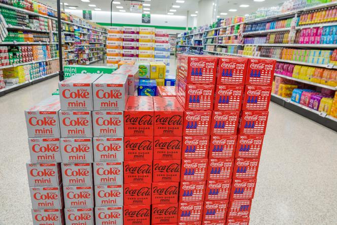Des mini-canettes de Coca-Cola dans un supermarché de Vero Beach, en Floride, le 5 juin 2025.