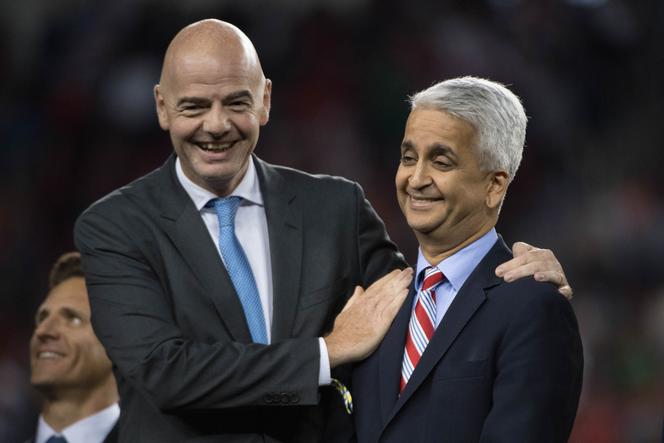 Le président de la FIFA, Gianni Infantino, et Sunil Gulati, alors président de la Fédération de football des Etats-Unis, après la finale de la Gold Cup de la CONCACAF au Levi’s Stadium, à Santa Clara (Californie), le 26 juillet 2017.