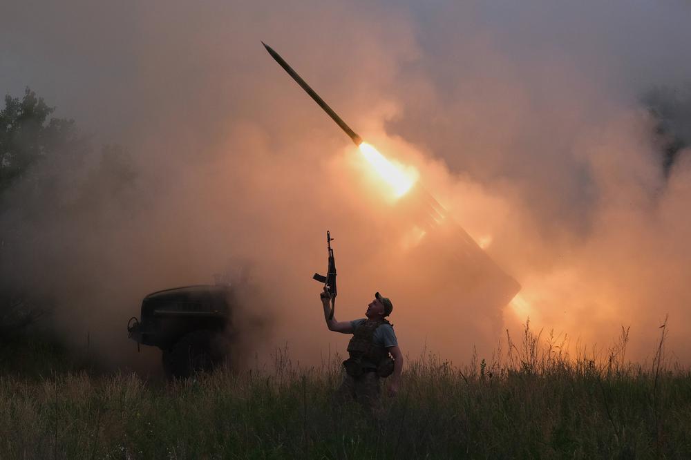 Un soldat ukrainien observe le tir d’un lance-roquettes multiple BM-21 Grad sur les positions russes près de Kostiantynivka, dans l’oblast de Donetsk (Ukraine), le 4 juin 2026. - IRYNA RYBAKOVA/ARMÉE UKRAINIENNE VIA AP