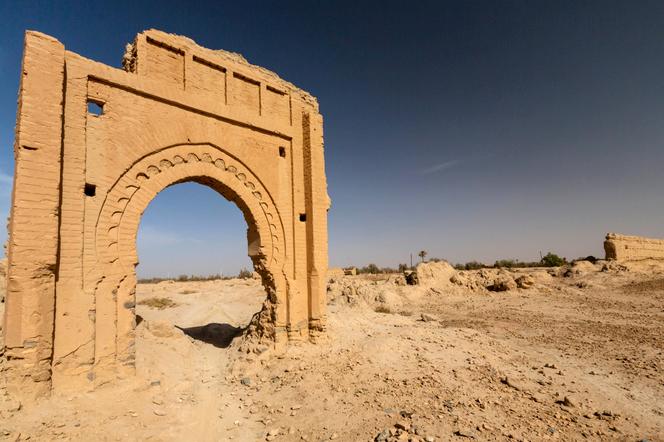 Une ancienne porte de la cité médiévale de Sijilmassa, au Maroc, en 2022. 