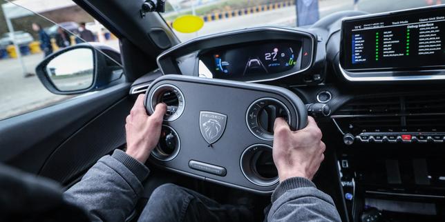 Un volant rectangulaire pour la prochaine Peugeot 208