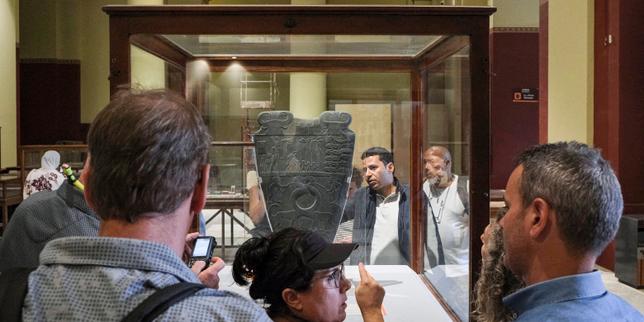 Devant la palette de Narmer, au Musée égyptien du&nbsp;Caire, le 27&nbsp;octobre 2021.