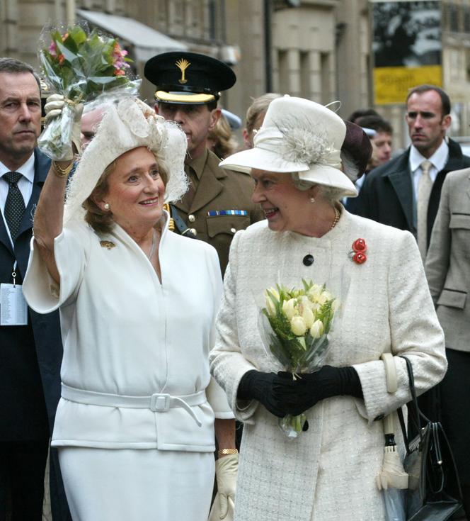 Bernadette Chirac et la reine Elizabeth II se rendent à pied de l’Elysée à l’ambassade du Royaume-Uni, lors de la célébration du centenaire de l’Entente cordiale, à Paris, le 5 avril 2004.