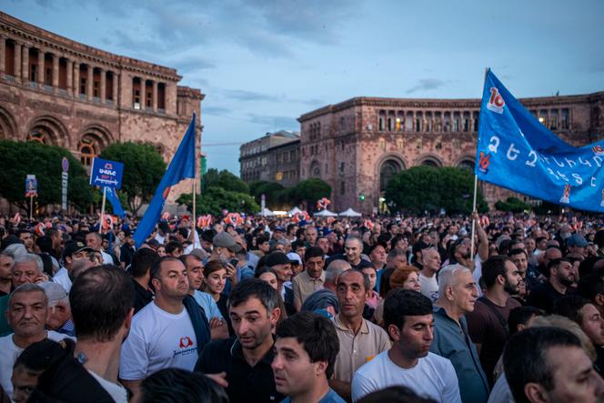 Des soutiens au premier ministre arménien, Nikol Pachinian, pour les législatives, sur la place de la République, à Erevan, le 5 juin 2026.