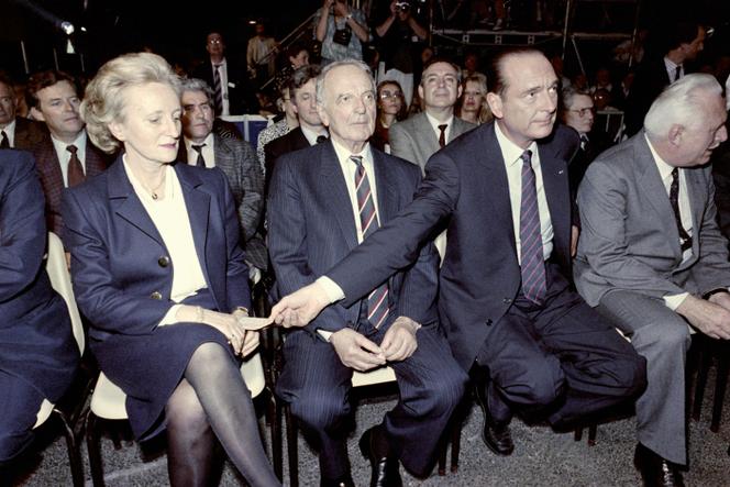Jacques Chirac, alors premier ministre et candidat à l’élection présidentielle, échange un mot avec son épouse, Bernadette, lors du dernier rassemblement de sa campagne, à l’aéroport d’Aulnat (Puy-de-Dôme), le 6 mai 1988.