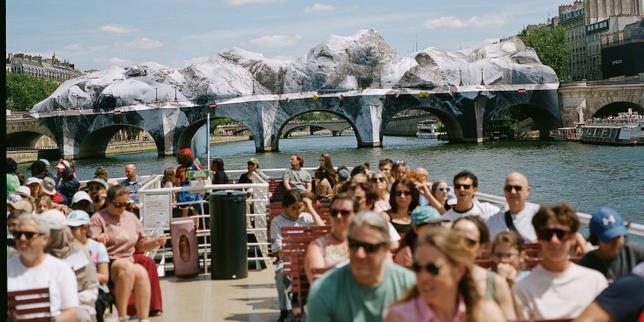 Le Pont-Neuf revu par JR ouvre enfin : « C’est une curiosité ! »