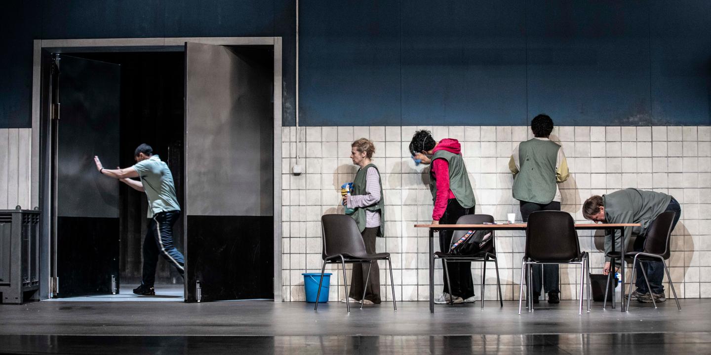Au Théâtre des Abbesses, Alexander Zeldin sublime les gestes des travailleurs précaires