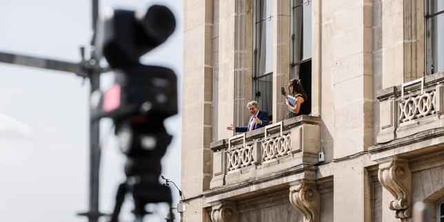 French presidential candidates capitalize on social media, bypassing journalists
