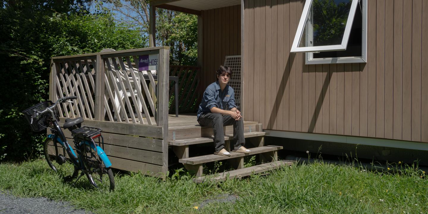 Maximiliano, 19 ans, vit dans un camping à Bidart pour réduire ses dépenses