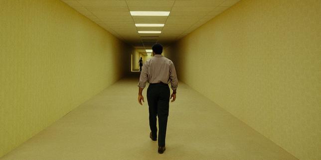 Photo extraite du film «&nbsp;Backrooms&nbsp;», de Kane Parsons (alias Kane Pixels), mettant notamment en scène l’acteur Chiwetel Ejiofor.