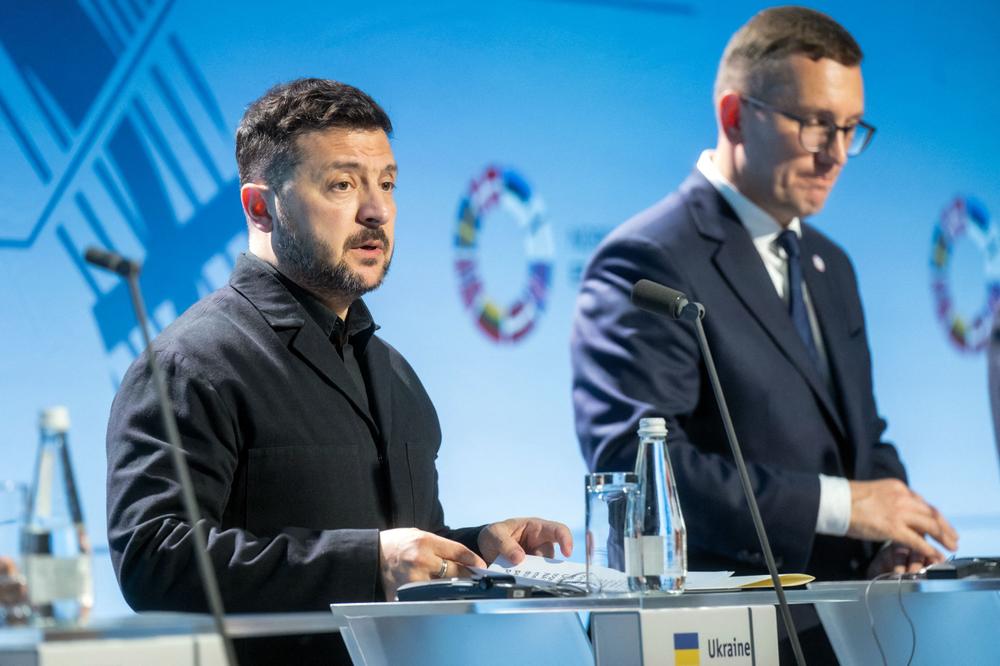 Le président ukrainien, Volodymyr Zelensky, et le premier ministre estonien, Kristen Michal, lors du Sommet des premiers ministres des pays nordiques et baltes, à Tallinn (Estonie), le 9 juin 2026. - RAIGO PAJULA/AFP
