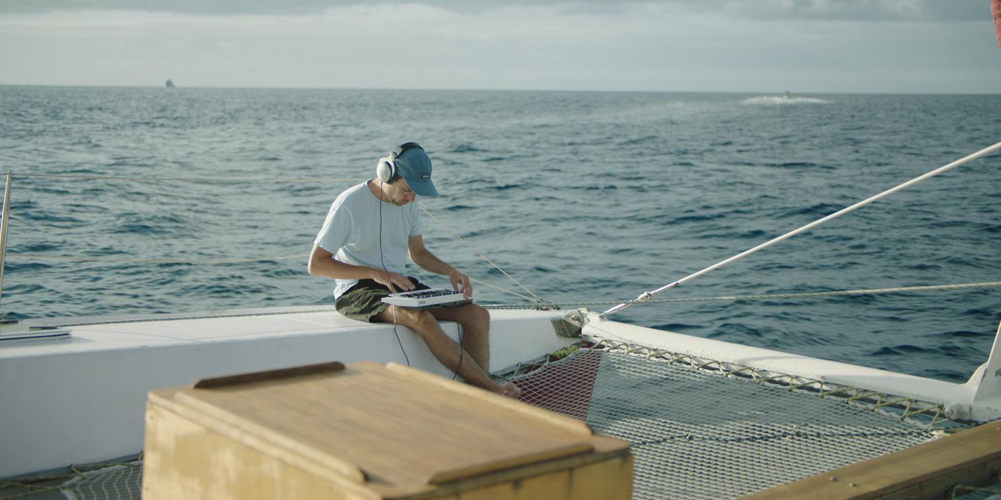 Rone dialogue en mer avec les baleines pour son nouvel album