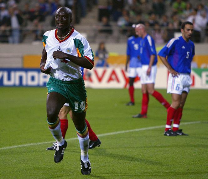 Le milieu de terrain sénégalais Papa Bouba Diop, après son but contre la France, le premier de la Coupe du monde en  Corée du Sud et au Japon 2002, à Séoul, le 31 mai 2002.
