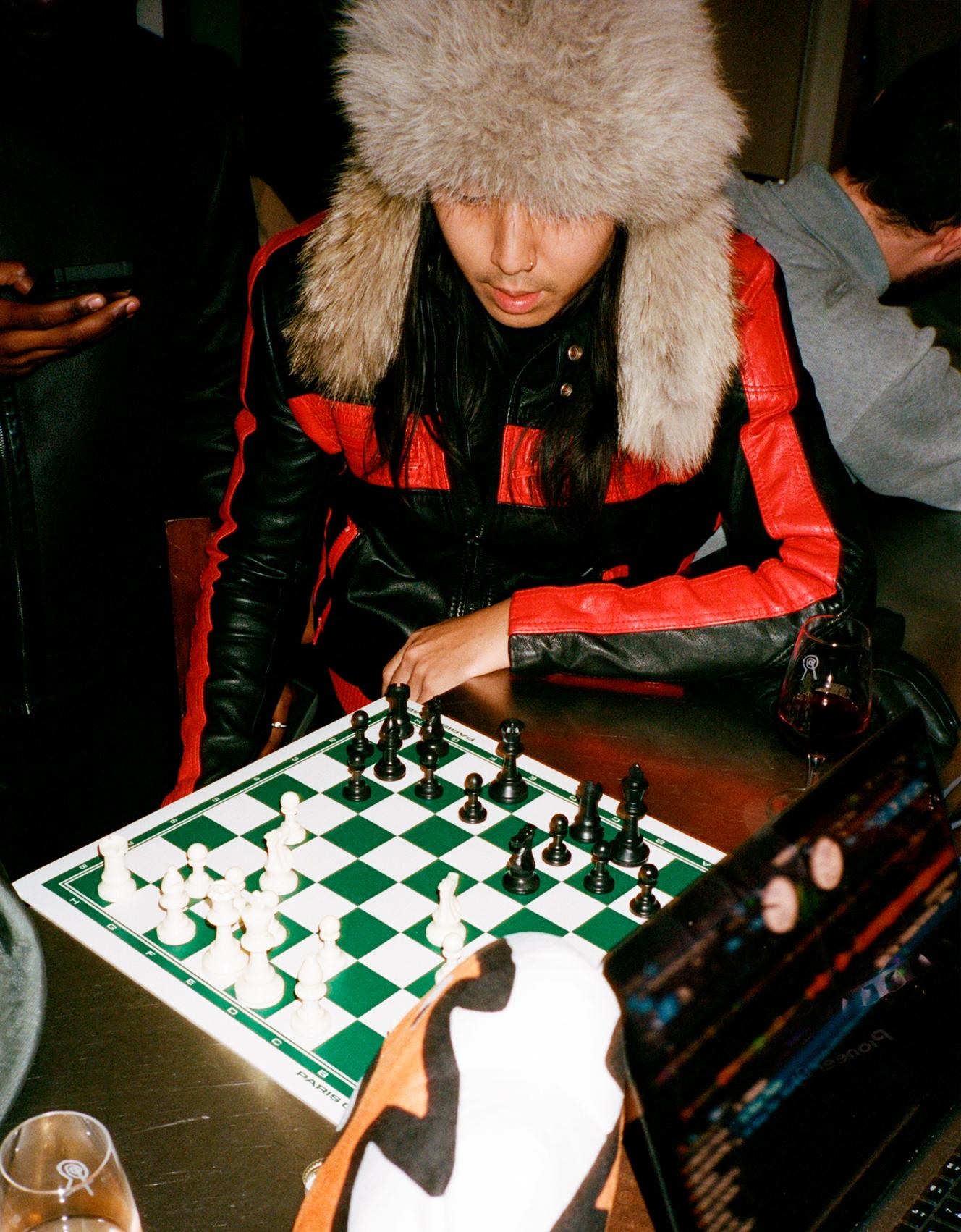 La revanche des échecs : « Se mettre à réfléchir pendant quarante minutes devant un échiquier, à ne penser rien qu’à ça, ça fait du bien »