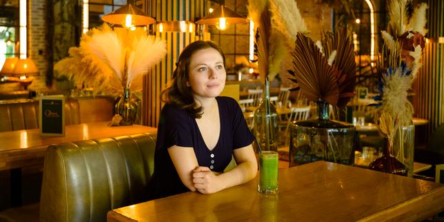 Un apéro avec Alice Duport-Percier, chanteuse et cocompositrice de la musique du jeu vidéo phénomène « Clair Obscur » : « J’ai compris que je n’étais pas faite pour Wagner »
