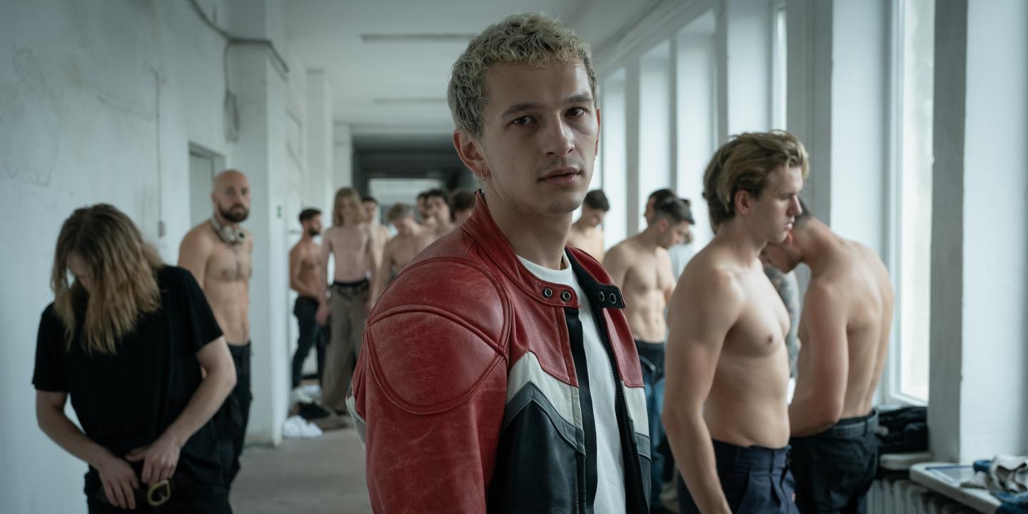 Proud : l'éveil à la parentalité d'un jeune gay en série