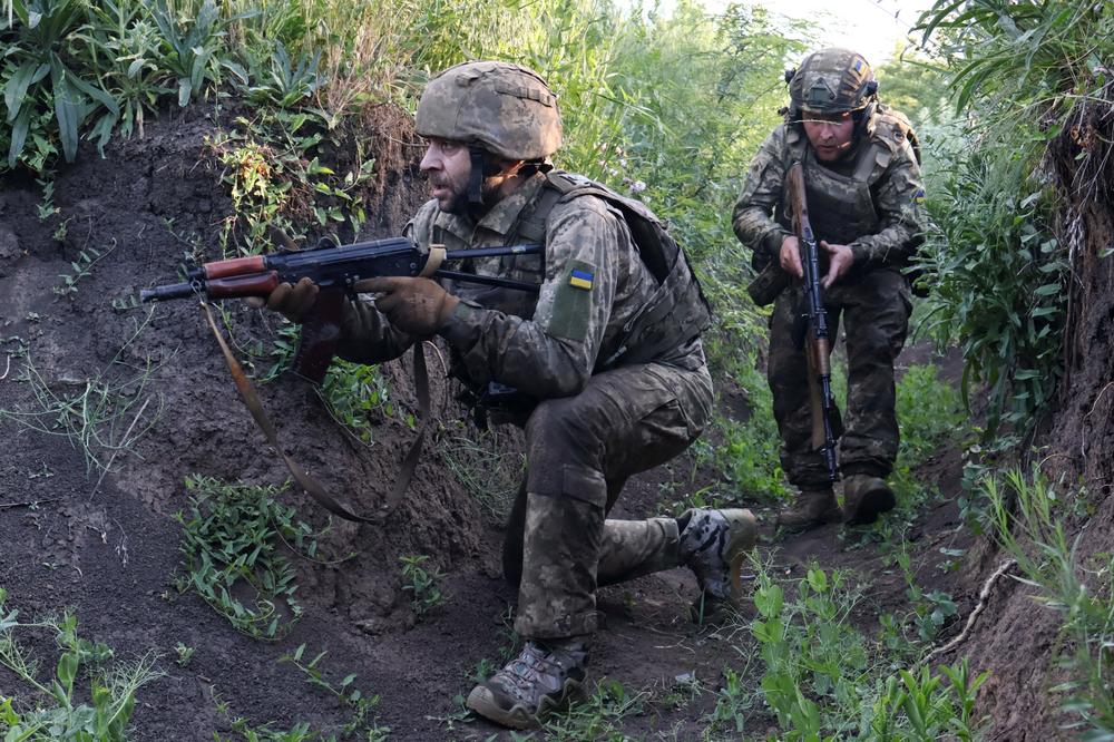 Des militaires de la 65e brigade mécanisée indépendante des forces armées ukrainiennes participent à un entraînement militaire près de la ligne de front, dans l’oblast de Zaporijia (Ukraine), le 11 juin 2026. - ANDRIY ANDRIYENKO/SERVICE DE PRESSE DES FORCES ARMEES UKRAINIENNES VIA REUTERS