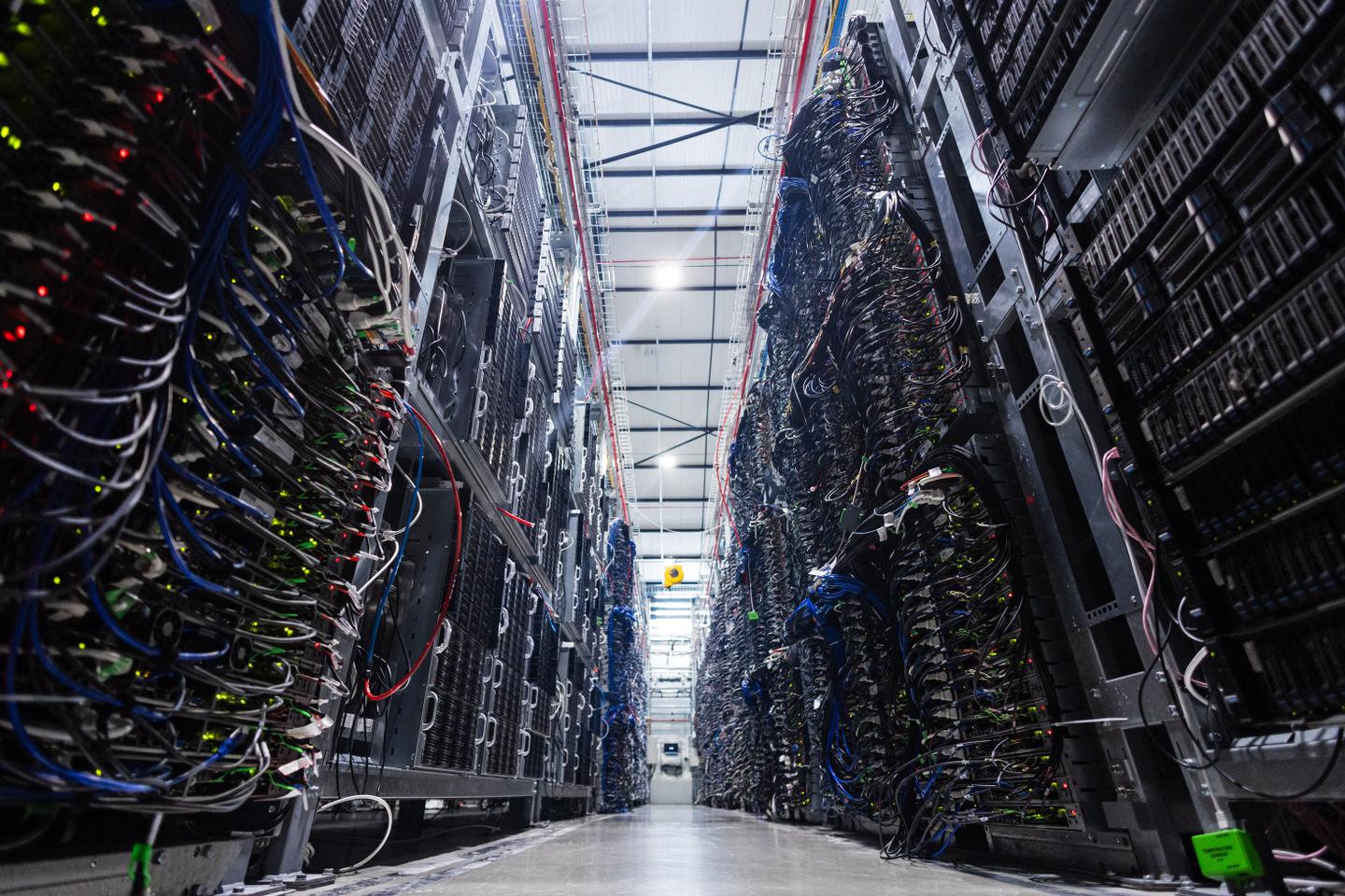 https://www.lemonde.fr/economie/article/2026/06/12/ia-comment-le-deploiement-des-centres-de-donnees-cree-un-choc-des-ressources_6701101_3234.html social preview image