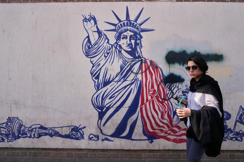 Une fresque antiaméricaine peinte sur le mur de l’ancienne ambassade des Etats-Unis à Téhéran, le 12 juin 2026. - VAHID SALEMI/AP PHOTO
