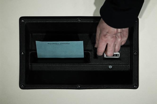 Dans un bureau de vote du Touquet (Pas-de-Calais), lors du second tour de l’élection présidentielle, le 24 avril 2022.