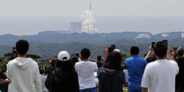 Des spectateurs lors du décollage de la fusée japonaise H3&nbsp;du centre spatial de Tanegashima, au Japon, le 12&nbsp;juin 2026. 