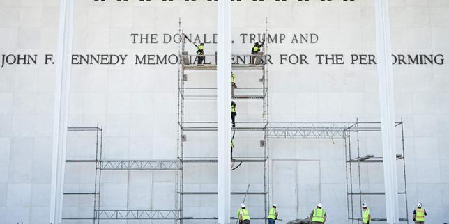 Le « Trump Kennedy Center » doit redevenir simplement le Kennedy Center, maintient un juge fédéral à Washington