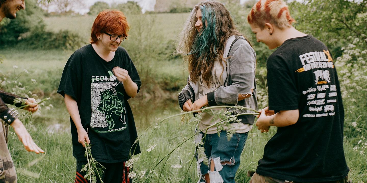 À la campagne, le combat contre la solitude des jeunes queer