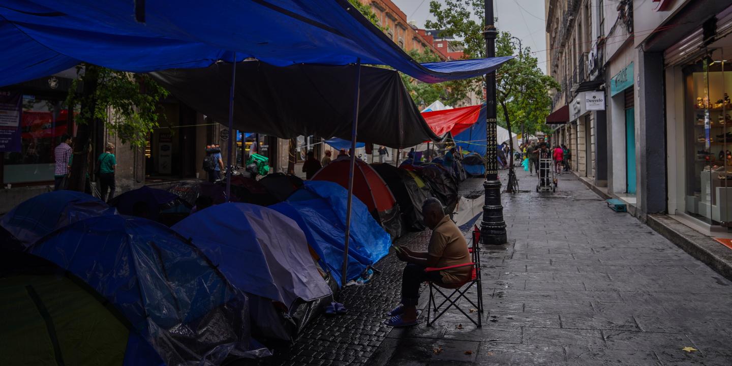 Au Mexique, profs et collectifs de disparus manifestent leur colère pendant la Coupe du monde