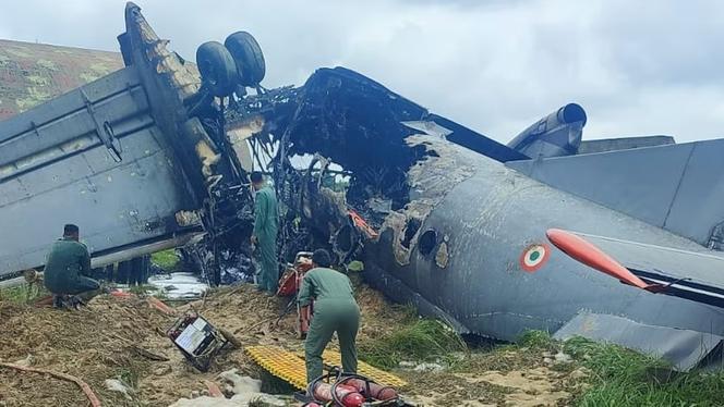 La carcasse de l’avion de transport militaire Antonov An-32 de l’armée de l’air indienne (IAF) qui s’est écrasé à son atterrissage sur la base aérienne de Jorhat (Inde), samedi 13 juin 2026.