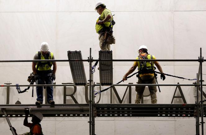 Des ouvriers installant des échafaudages devant l’enseigne du Kennedy Center, à Washington, le 12 juin 2026.