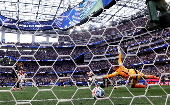 Folarin Balogun inscrit le deuxième but de l’équipe des Etats-Unis contre le Paraguay, vendredi 12 juin à Los Angeles, lors du premier match de Team USA dans la Coupe du monde de football 2026.